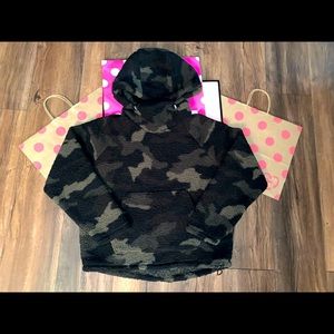 NEW VS PINK size SMALL Camo Super Soft Sherpa Pullover Hoodie